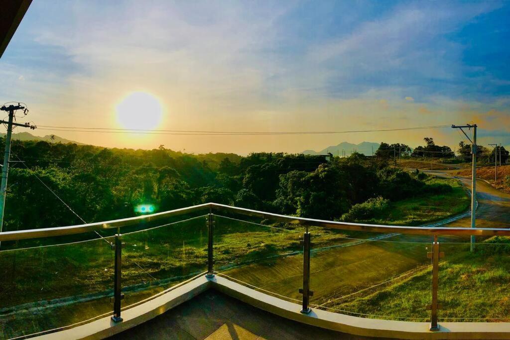 Overlooking Staycation At Sandari Batulao Tagaytay City Exteriör bild