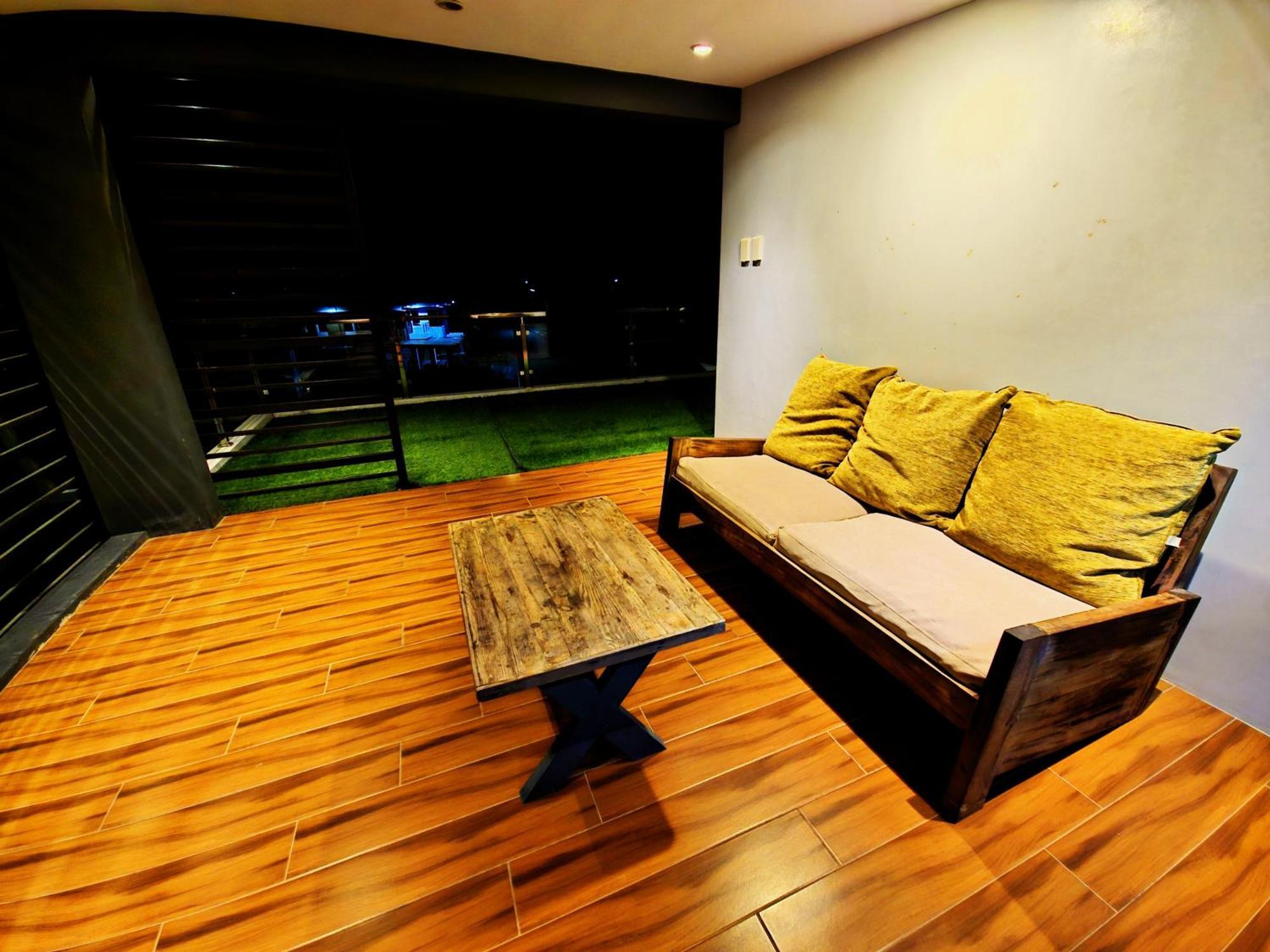 Overlooking Staycation At Sandari Batulao Tagaytay City Exteriör bild